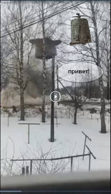 Маленькие смешные человеки занимаются сносом водонапорной башни