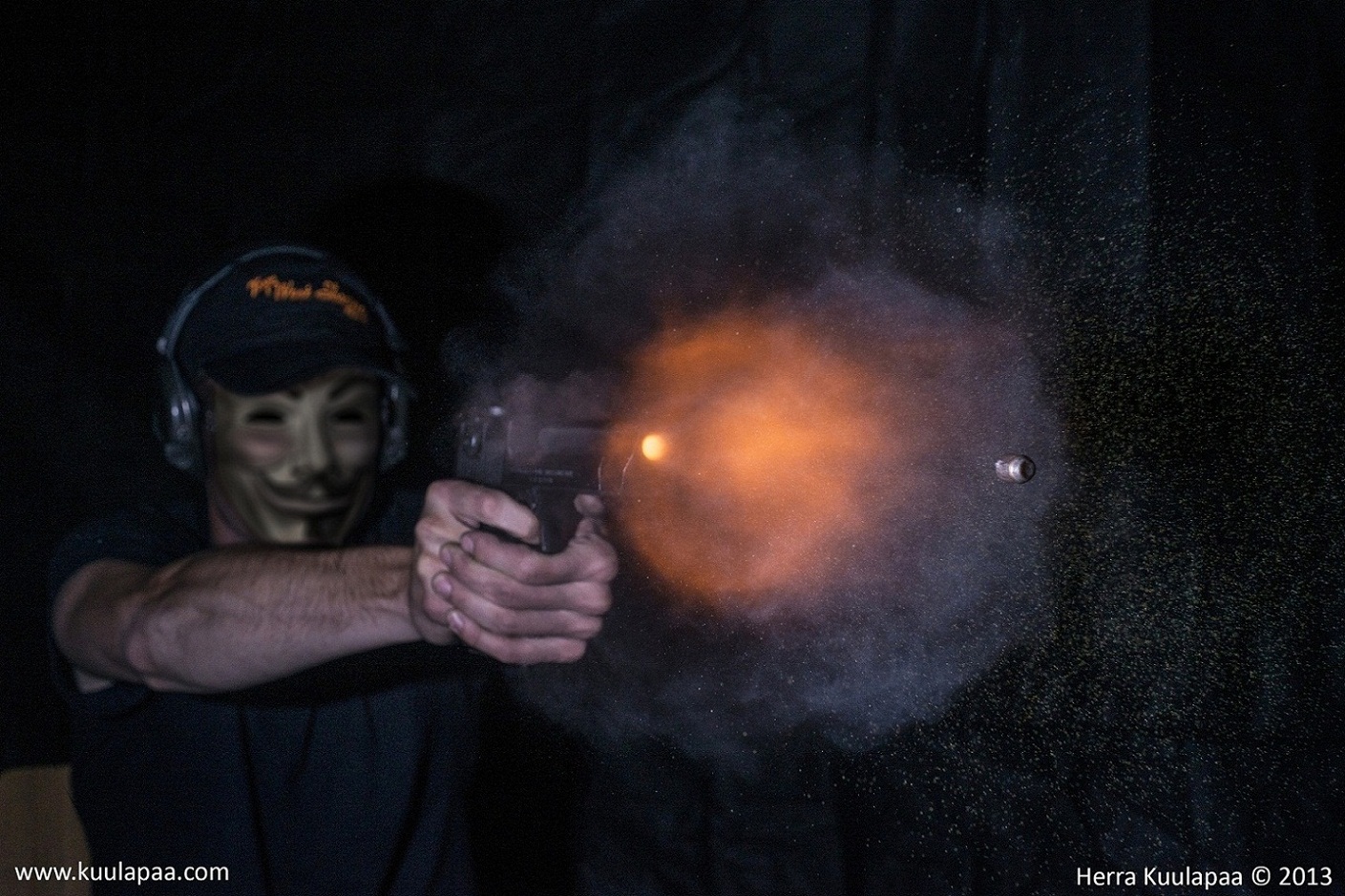 судебно-баллистическая экспертиза огнестрельного оружия. пуля из пистолета. полет пули. полет пули огнестрельного оружия. выстрел пистолета.