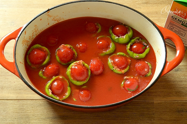 Фаршированные перцы в кастрюле с подливкой. Томатная заливка для фаршированных перцев. Соус для фаршированных перцев со сметаной. Фаршированные перцы в томатном соусе. Сколько тушить замороженные перцы фаршированные в кастрюле.