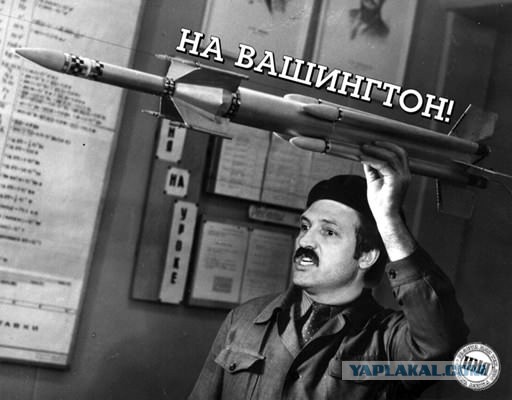 Лукашенко, который смотрит на разные вещи
