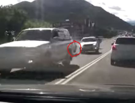 Сракер швырнул кроссовер на встречную