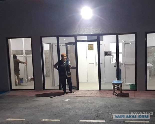 В Токио установили прозрачные общественные туалеты