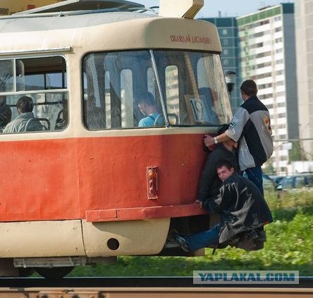 Гаишник висит на двери тачки на скорости 60км/ч!