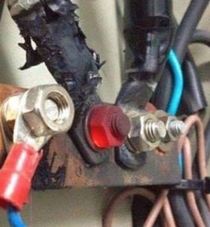 Почему-то автомат выбивает