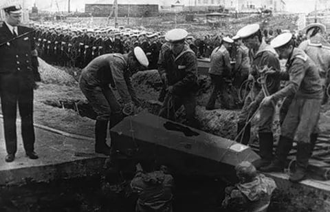 Гибель у причала 11 января 1962 года в Екатериненской гавани военного порта Полярный.