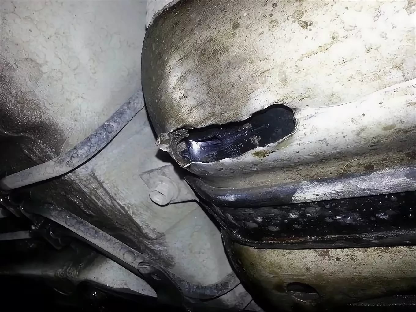 Топливный бак. Топливный бак внутри. Грязный топливный бак. Ржавчина внутри бака. Топливный бак ваз 2114.