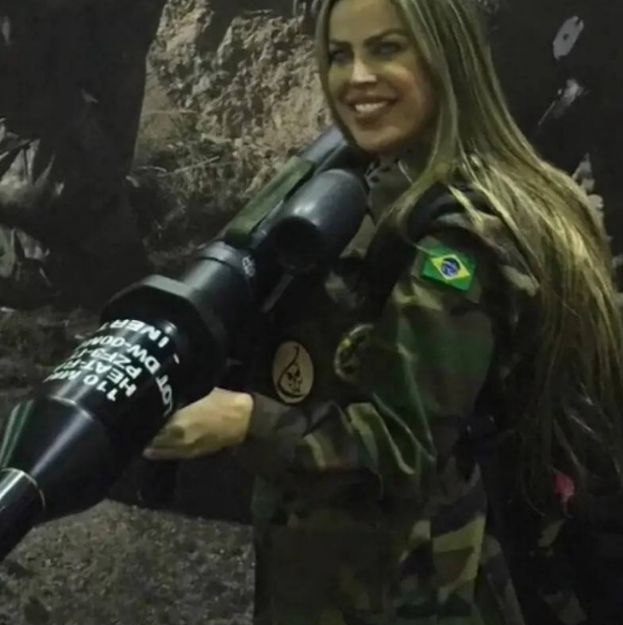 Работавшая снайпером бразильская модель погибла на Украине