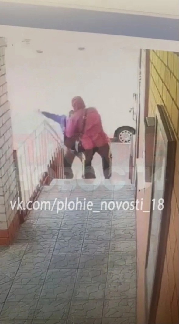 В Липецке расправа над женщиной попала на кадры камеры видеонаблюдения