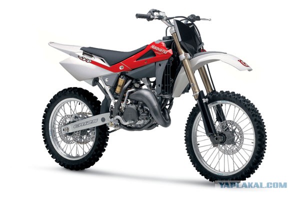 Мотоциклист помогает упавшему пожилому