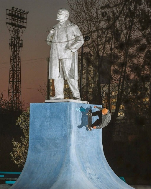 - В "Пятёрочку" заскочим?