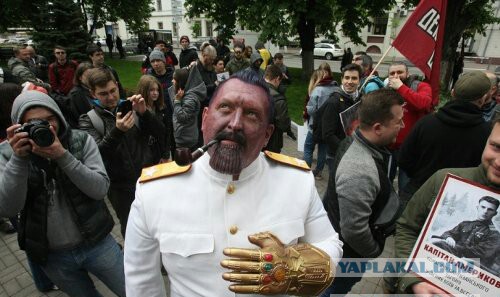Небратья глумятся
