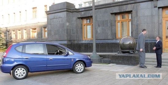 Ющенко подарил Великану машину
