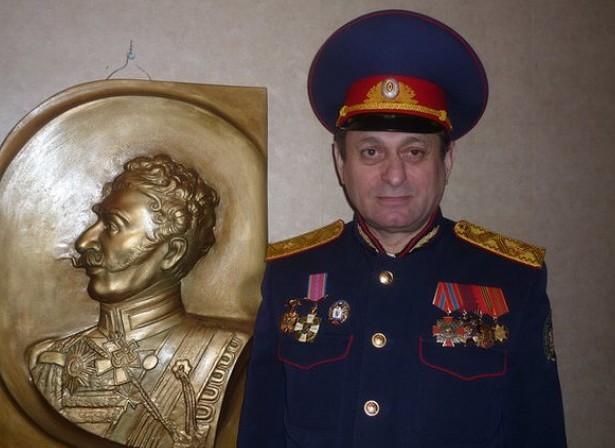 Зашёл в магазин для казаков и посмотрел почём там бурки, шашки, нагайки и медальки