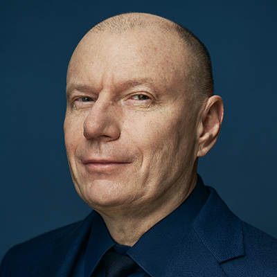 «Пацанам он нужнее»: семья из Хабаровска передала в зону СВО свой микроавтобус