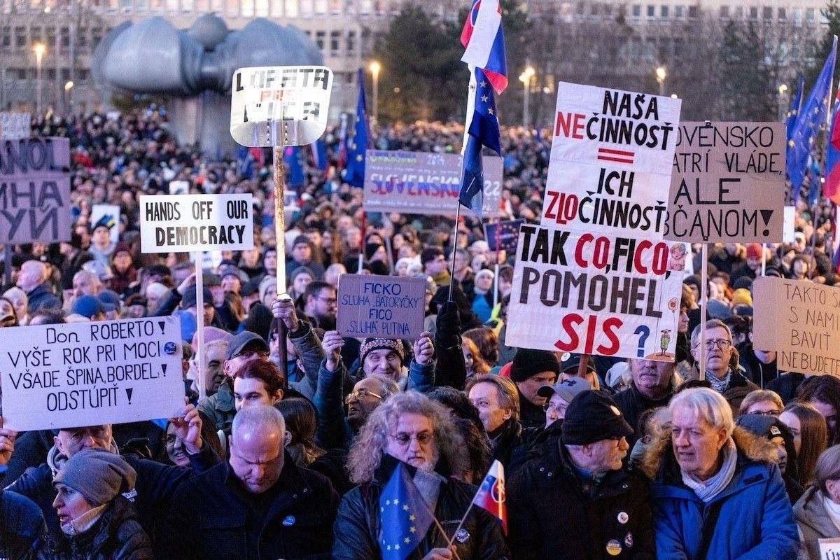 Массовые протесты против политики правительства премьер-министра Роберта Фицо начались в Словакии