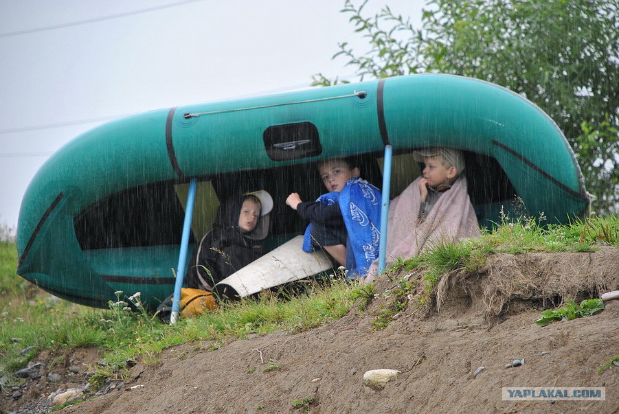 Палатка на лодку. Ночуем в лодке. Ночуем в лодке. Девушки. Катер для ночевки.