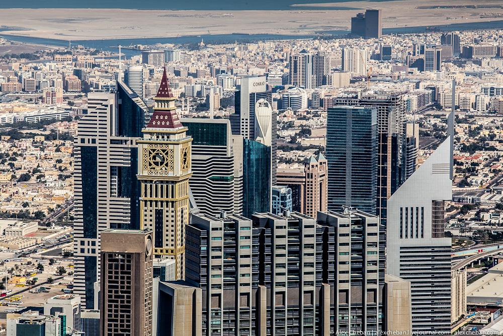 Five-storey building. Building look like letter. 1 look at building. Вид на манхэттен из квартиры. Нью-йорк сити деловой центр.