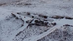 Кадры установки второй временной опоры ЛЭП с помощью вертолёта под Мурманском.