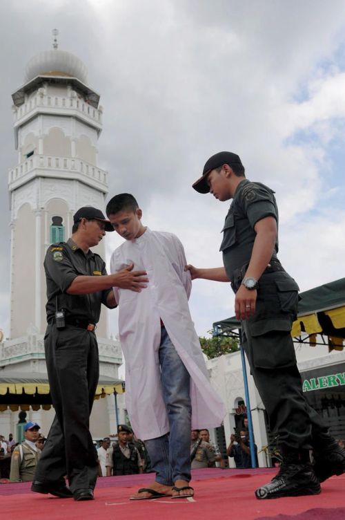 Наказание за добрачный секс в Индонезии