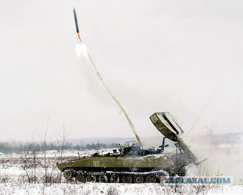Смертник на джипе застрял во рву с водой.