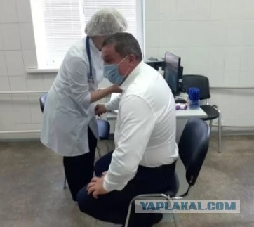Разрушение фейка: Губернатору Волгоградской области Андрею Бочарову сделали прививку через рубашку