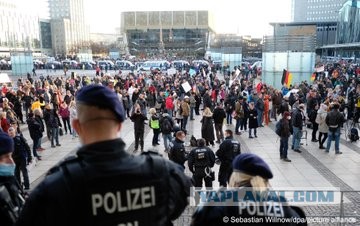 Пенсионерку с антиковидным плакатом задержали на митинге коммунистов на Красной площади