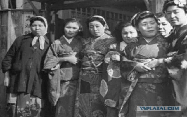 Как один мужчина выживал на островах Трук с 7 женщинами 8 лет. За это время у них появилось 27 детей