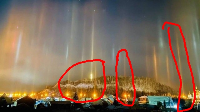 Гигантские световые столбы этой ночью видели по всей России