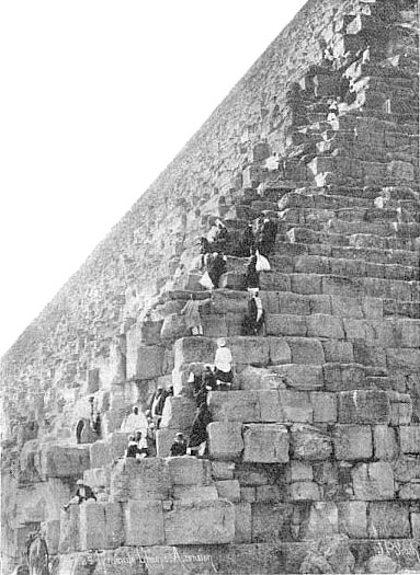 Почему нельзя забираться на пирамиду