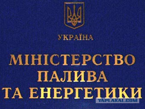 Активисты принесли дрова и бензин под посольство РФ в Киеве.