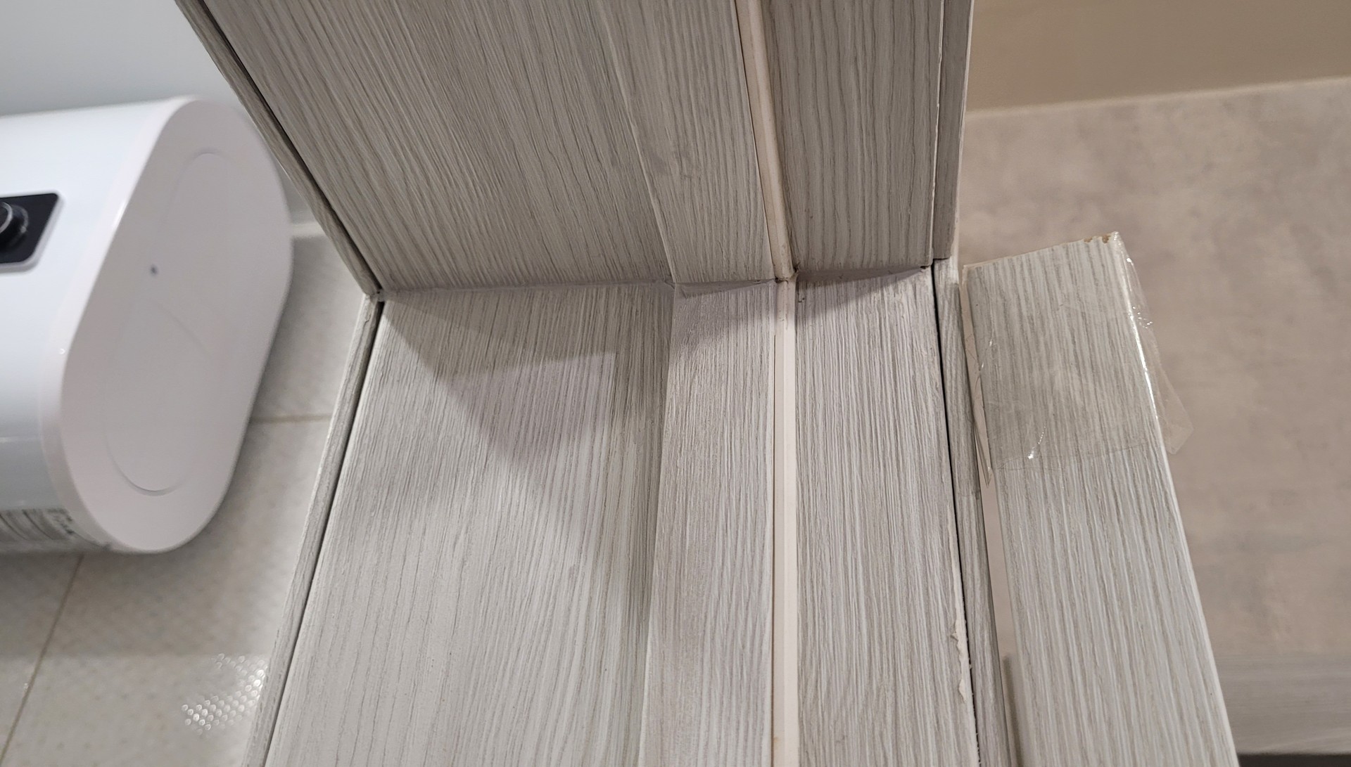 Белая кисть установка дверей