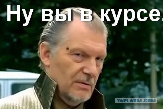 Мужчина подумал что взять эту медузу в руки было хорошей идеей