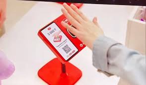 Парень вшил себе под кожу банковскую карту, магнит и три чипа NFC