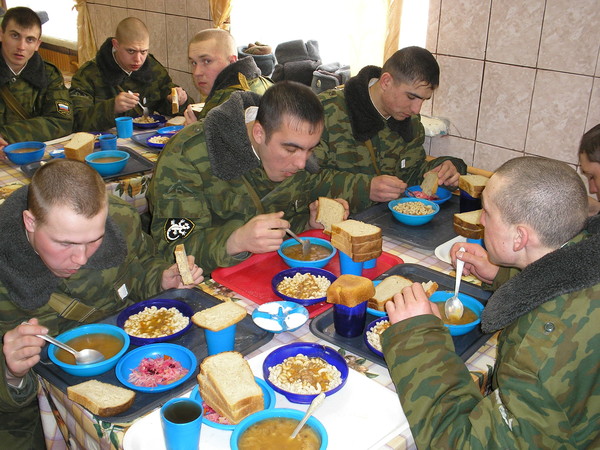 «Шведский стол» в армии: кушать подано