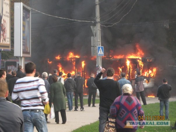 Сгоревший троллейбус в Симферополе