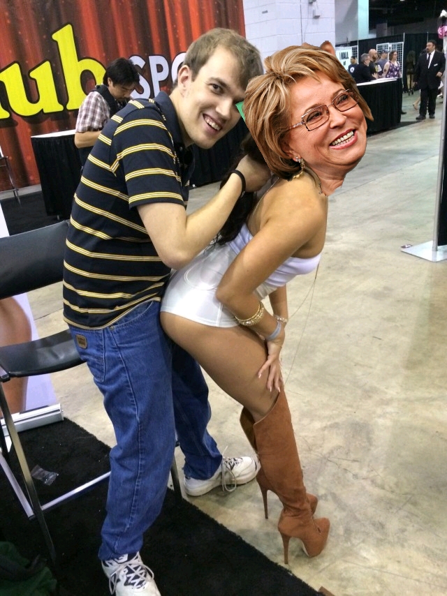Porn Comicon: парень сфоткался со своими любимыми актрисами
