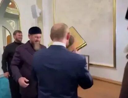 Ребята из русской общины побили чеченцев и сломали нос одному из них.