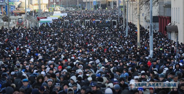 Гигантская очередь выстроилась в Мавзолей Ленина из москвичей и туристов