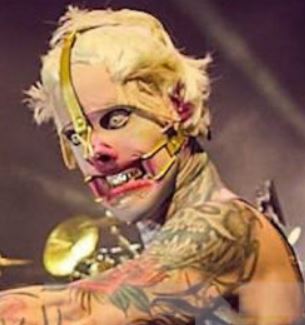 Барабанщик группы Rammstein швырнул торт в лицо российскому туристу на новогоднем концерте в Таиланде