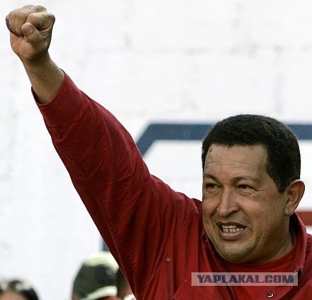 Лукашенко прибыл на похороны Чавеса в слезах