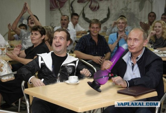 Путин и Медведев смотрят футбол в Сочи