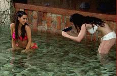 Ким Кардашян в бассейне