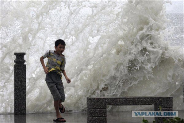 Огромной силы тайфун смывает Китай