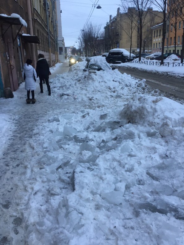 Не убрал вовремя машину при сбросе снега - ты ее потерял! Теперь она уничтожена работниками ЖЭС!