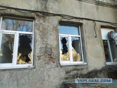 Отморозки регулярно бьют окна в больнице