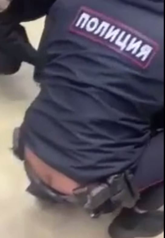 В Михайловске полицейские избили и скрутили мужчину за несоблюдение масочного режима