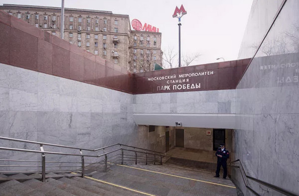 Газель влетела в подземный переход в Москве