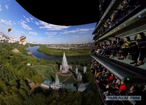 В центре Москвы работает первый в России «летающий» кинотеатр со спецэффектами.