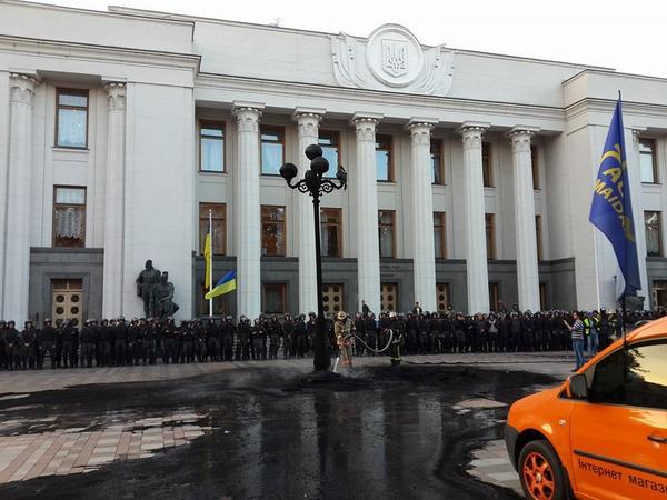 У Верховной рады в Киеве начались столкновения: