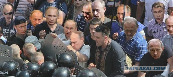 Митингующие в Киеве штурмуют здание Рады